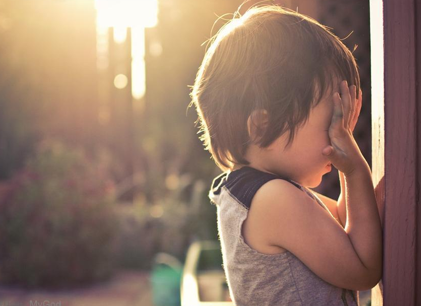 孩子在人群中總是害羞是什么原因 寶寶害羞是什么情況