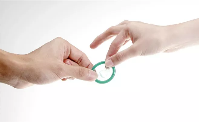 為什么越多男性討厭戴避孕套 正確使用避孕套提高性生活質量