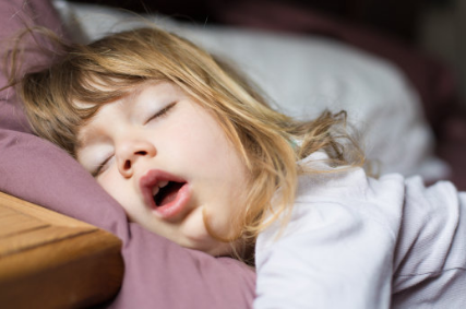 為什么中國的孩子是扁頭 如何讓寶寶的頭型更好看 為什么中國的孩子是扁頭 如何讓寶寶的頭型更好看