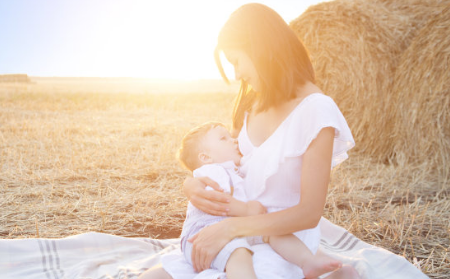 產后什么時候有初乳  寶寶吃初乳好嗎 