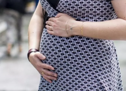 61歲女子為兒子代孕生子 高齡產婦懷孕有什么風險