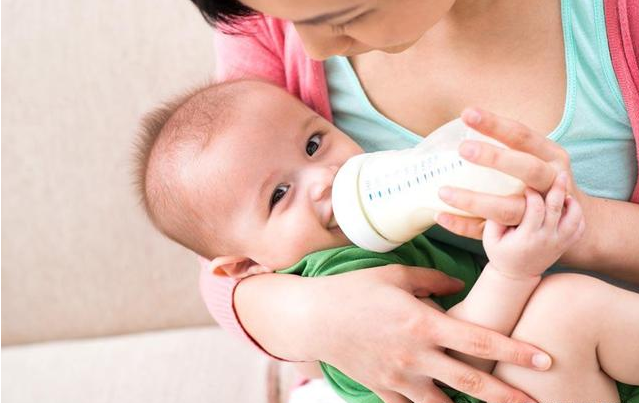 寶寶吃奶拉肚子是母乳性腹瀉嗎 什么時候是其他因素引起的腹瀉