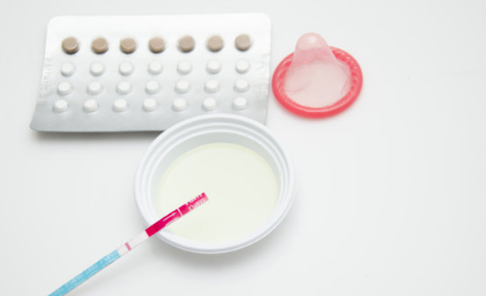 在沒有避孕套的情況下該如何避孕 沒帶避孕套的避孕方式