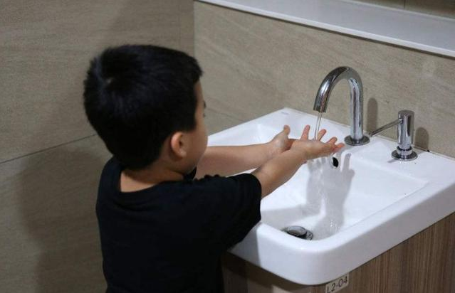 手足口病會(huì)引起哪些并發(fā)癥 如何照顧手足口病的患兒