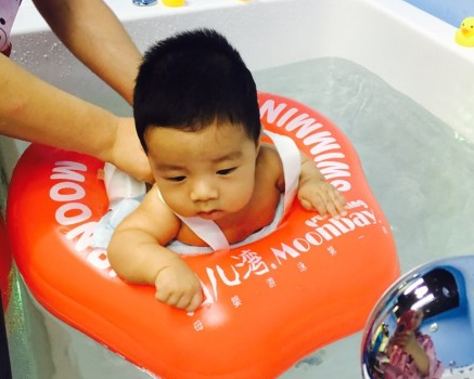 第一次帶寶寶游泳說說 寶寶第一次游泳的說說