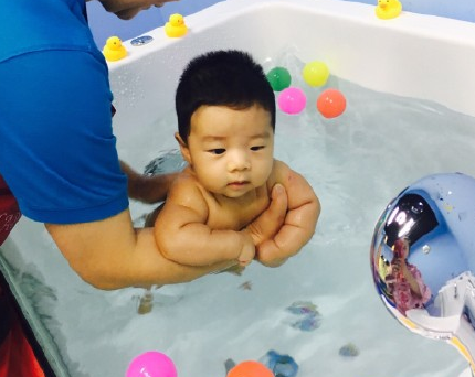 第一次帶寶寶游泳說說 寶寶第一次游泳的說說