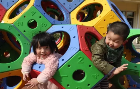 孩子喜歡爬桌子上怎么回事 孩子喜歡爬桌子怎么辦