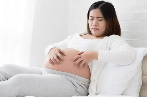 懷孕肚皮瘙癢是因?yàn)槿焉锛y嗎 懷孕肚皮瘙癢一定長妊娠紋嗎