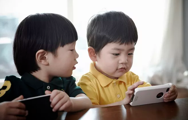孩子沉迷玩手機(jī)的危害 怎么才能讓孩子少玩手機(jī)