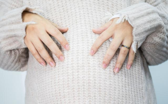 胎動總在右邊是怎么回事 胎動在右邊是男孩是女孩