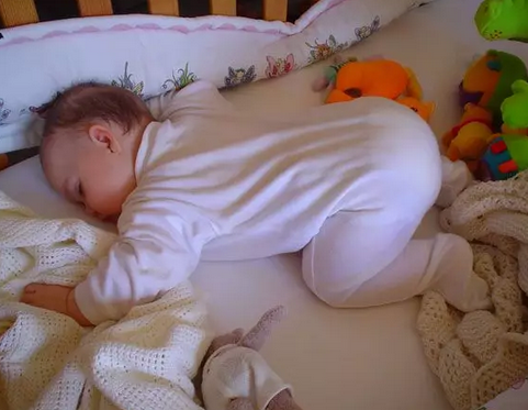 孩子睡覺總是愛打滾是怎么回事 孩子睡覺老打滾正常嗎 孩子睡覺總是愛打滾是怎么回事 孩子睡覺老打滾正常嗎