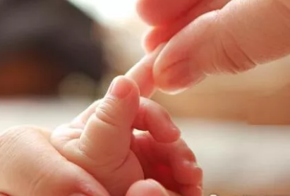 寶寶月牙白點豎紋代表什么呢 寶寶指甲有大秘密