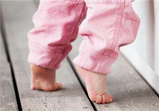 1歲寶寶喜歡踮起腳尖走路正常嗎 寶寶踮腳走路糾正方法