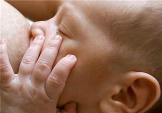 寶寶吃奶出汗怎么回事 寶寶吃奶出汗怎么辦