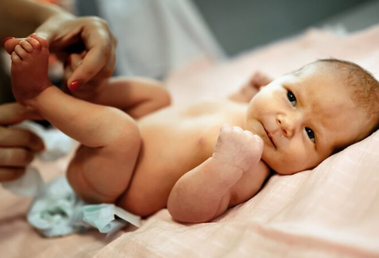 嬰兒手足口皰疹能用爐甘石嗎 寶寶痱子用爐甘石幾天能好