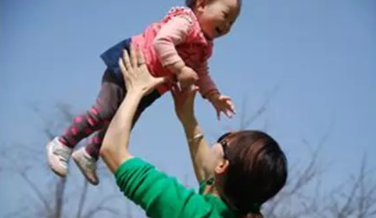 搖晃寶寶更容易入睡嗎 搖晃哄寶寶睡覺有哪些危害