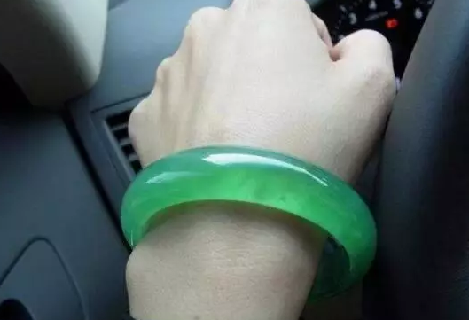 孕婦能戴玉鐲子嗎 孕婦戴玉鐲子能辟邪嗎