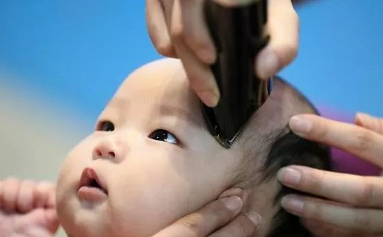 寶寶第一次剃頭什么時候剃好 寶寶第一次剃頭要注意什么 寶寶第一次剃頭什么時候剃好 寶寶第一次剃頭要注意什么