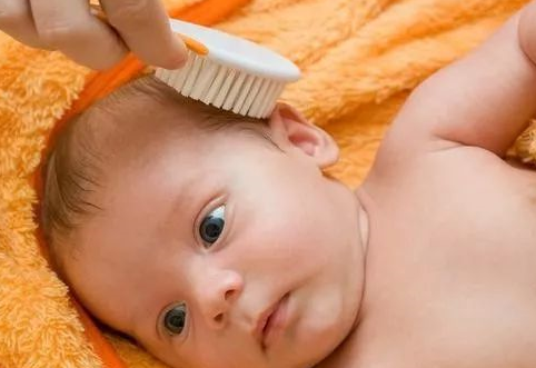 寶寶第一次剃頭什么時候剃好 寶寶第一次剃頭要注意什么 寶寶第一次剃頭什么時候剃好 寶寶第一次剃頭要注意什么