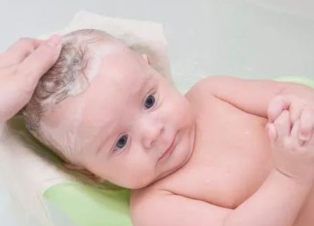 寶寶第一次剃頭什么時候剃好 寶寶第一次剃頭要注意什么 寶寶第一次剃頭什么時候剃好 寶寶第一次剃頭要注意什么