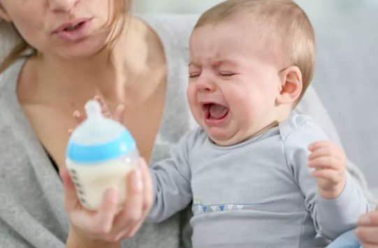 一哭就抱會寵壞孩子嗎 寶寶不能一哭就抱嗎 一哭就抱會寵壞孩子嗎 寶寶不能一哭就抱嗎