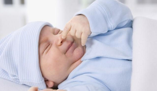 新生兒不停打噴嚏要緊嗎 寶寶打噴嚏怎么辦 新生兒不停打噴嚏要緊嗎 寶寶打噴嚏怎么辦