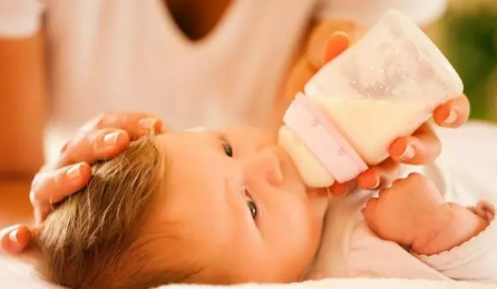 喝奶粉的孩子更易肥胖嗎 喝母乳的好處是什么 喝奶粉的孩子更易肥胖嗎 喝母乳的好處是什么