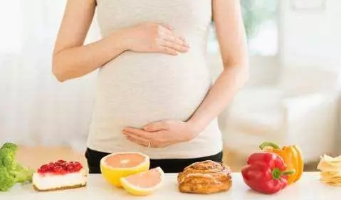 懷孕肚子不顯懷是男孩嗎 懷孕肚子不顯懷是男孩女孩