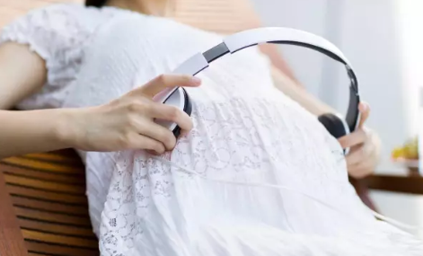 懷孕肚子不顯懷是男孩嗎 懷孕肚子不顯懷是男孩女孩