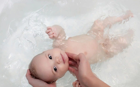 寶寶洗澡水用清水洗好嗎 寶洗澡水有什么講究
