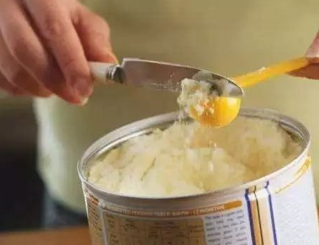 奶粉結塊是什么原因 結塊的奶粉還能喝嗎 奶粉結塊是什么原因 結塊的奶粉還能喝嗎