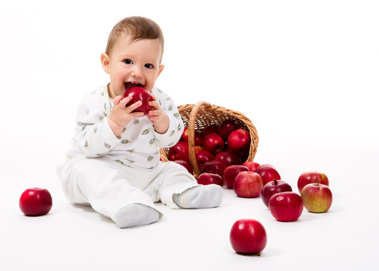 抱孩子的時(shí)候不能做哪些事情 抱孩子嘔吐是怎么回事