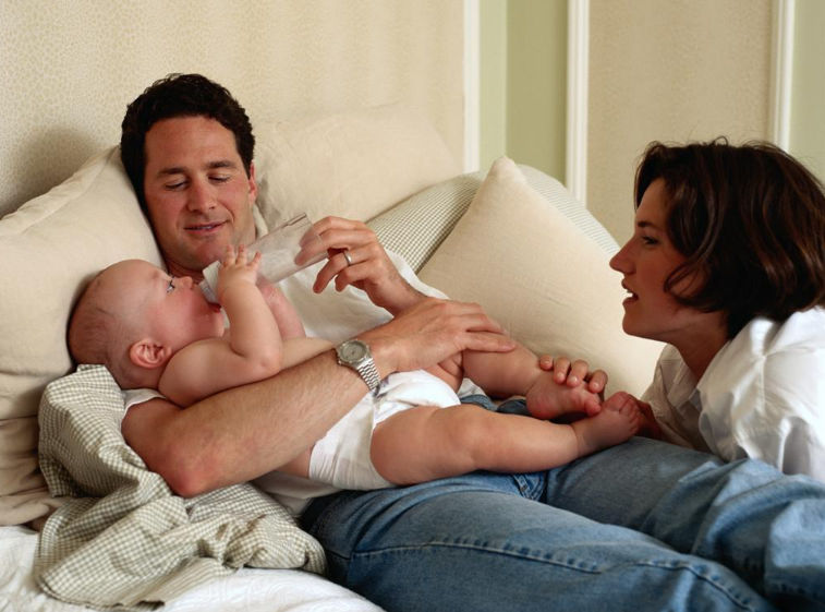 怎么知道自己的奶水夠不夠 哺乳媽媽奶水不夠是什么樣的