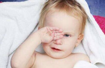 剛出生的孩子眼屎多是不是上火了 孩子眼屎多是怎么回事