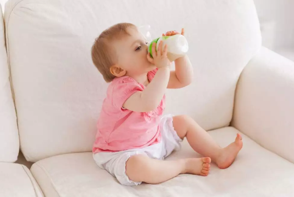 沖奶粉搖晃奶瓶好嗎 搖晃有泡沫寶寶會脹氣嗎 沖奶粉搖晃奶瓶好嗎 搖晃有泡沫寶寶會脹氣嗎