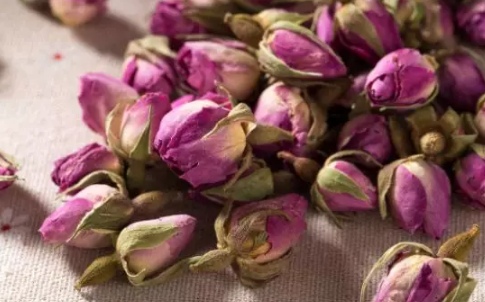 哺乳期媽媽能喝哪些花茶 哺乳期喝金銀花菊花茶對(duì)寶寶影響