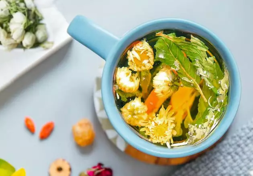 哺乳期媽媽能喝哪些花茶 哺乳期喝金銀花菊花茶對(duì)寶寶影響