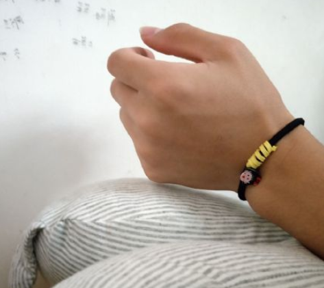 男生手上戴皮筋是什么意思 有頭繩的男生是有對象嗎