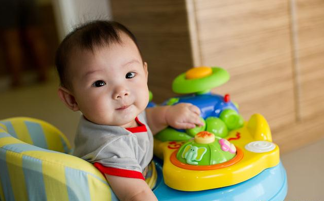 剛學走路的寶寶可以用學步車嗎 如何教寶寶學走路