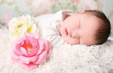 月子期寶寶睡覺有什么講究 月子期寶寶睡覺不踏實是怎么回事