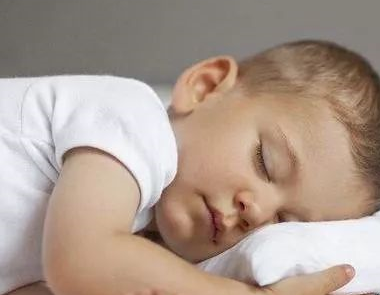 男孩到了幾歲就要和媽媽分床睡 男孩什么時(shí)候分床睡好