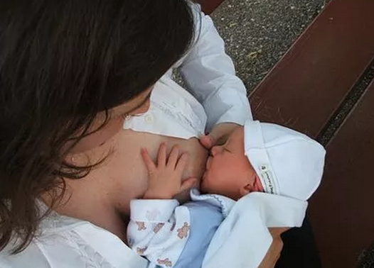 喂奶姿勢會(huì)影響寶寶聽力嗎 正確的喂奶姿勢是怎么樣的