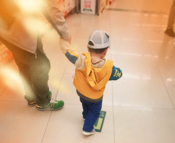 陪著孩子學走路的說說 孩子學會走路的心情怎么表達 陪著孩子學走路的說說 孩子學會走路的心情怎么表達