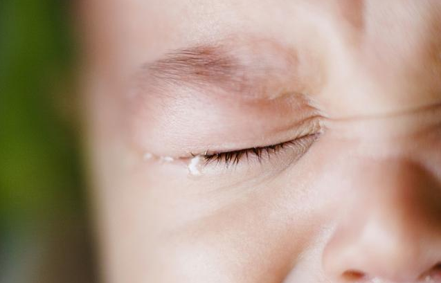 孩子頻繁眨眼睛怎么回事 孩子頻繁眨眼睛怎么辦