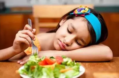 不及時(shí)分床睡容易會(huì)導(dǎo)致孩子性早熟嗎 孩子多大要分床睡