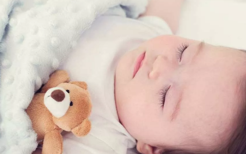 夏季寶寶睡覺穿什么衣服 寶寶裸睡有什么好處 夏季寶寶睡覺穿什么衣服 寶寶裸睡有什么好處