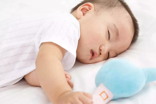 夏季寶寶睡覺穿什么衣服 寶寶裸睡有什么好處 夏季寶寶睡覺穿什么衣服 寶寶裸睡有什么好處