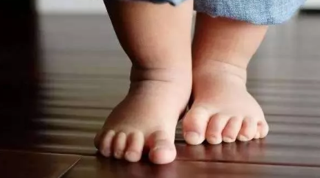 夏天小孩光腳走路會著涼嗎 小孩老是光腳在家跑好不好