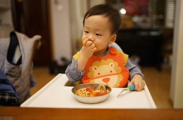 孩子多大可以完全吃大人飯 怎么判斷孩子能吃大人飯