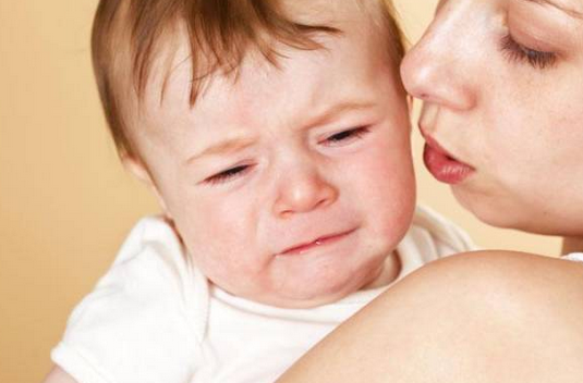 新生兒吃母乳還是和牛奶好 寶寶吃母乳和牛奶有什么區別